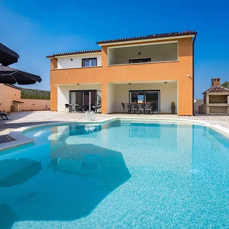 Nur For 10 People Near With 45 M2 Private Pool & Jacuzzi Only 2 Km From Vila *