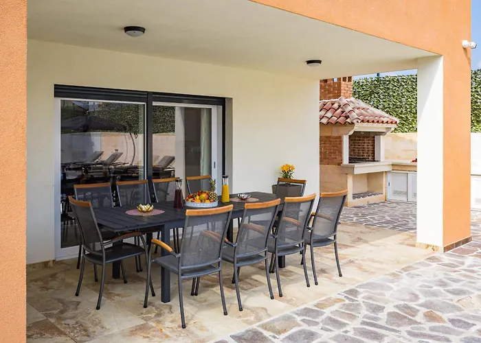 Nur For 10 People Near With 45 M2 Private Pool & Jacuzzi Only 2 Km From Villa