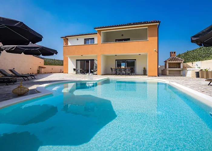 Nur For 10 People Near With 45 M2 Private Pool & Jacuzzi Only 2 Km From Villa *